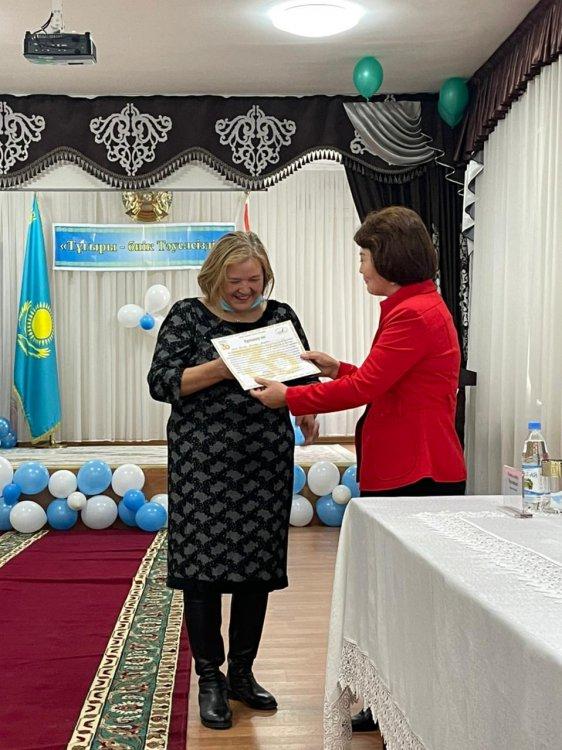 Тәуелсіздіктің 30 жылдығында мектебіміздің ұстаздары Медеу аудандық білім бөлімінің басшысы Ағайша Сапарова және Медеу аудандық “ҰСТАЗ” кәсіподақ ұйым