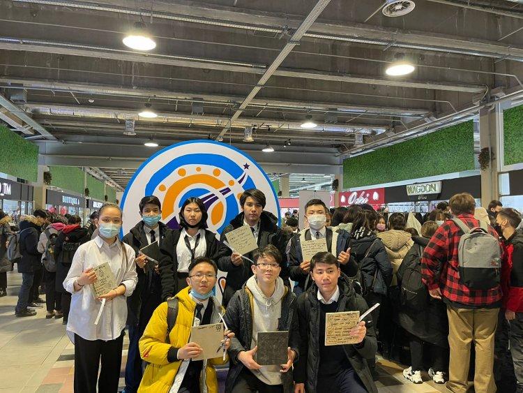 Алматы қаласында “Grand Park” ойынсауық орталығында өткен “Dream Way” аллеясының құруға 9-сынып оқушылары барды! Тақтайшаға өз арман,тілектерін жазып