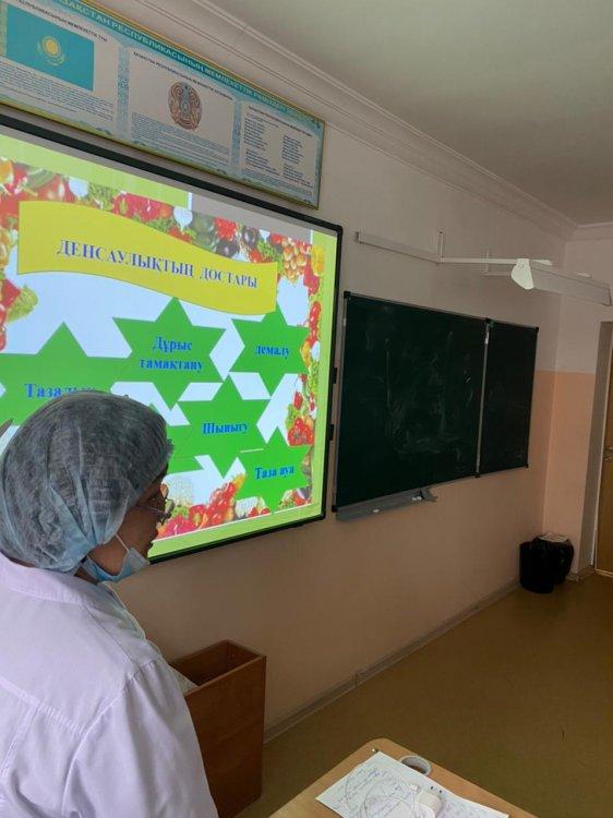 2022 жылдың 15 ақпанында №163 мектеп-лицейдің 6 сынып оқушыларымен “Дұрыс тамақтану - денсаулық кепілі” тақырыбында мектеп медбикесімен бірге түсіндір