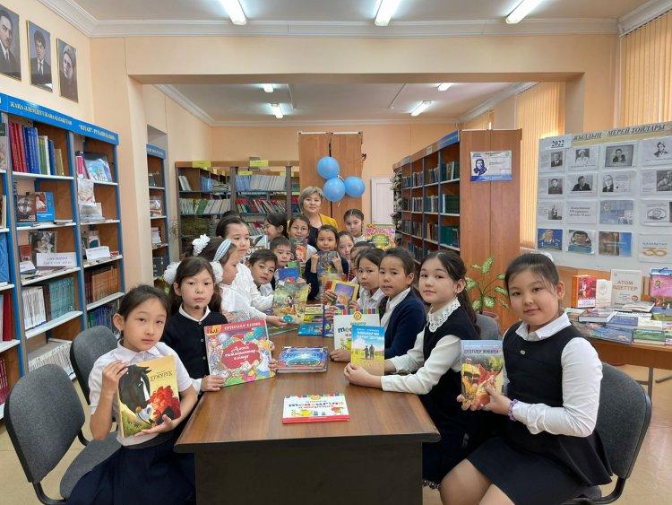 «Ең үздік оқырмандарым» Кітап – сарқылмас рухани қазына дей келе , білімнің кітап арқылы берілетіні,біз жақсы білеміз балалар.Кітаптің адам өміріндегі