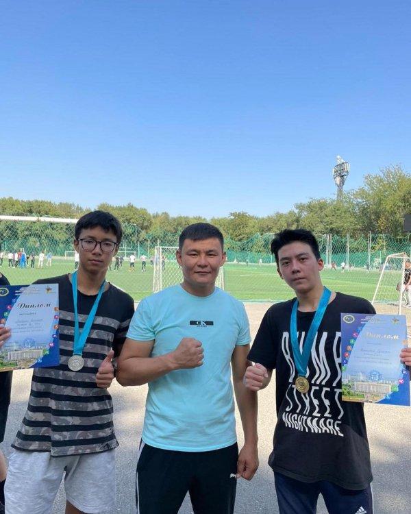 163 мектеп - лицейінің оқушылары жеңіл атлетикадан өткен аудандық жарыста  Жетпісбай Сұлтан -1 орын  және Абайұлы Санжар -2 орын иеленді .