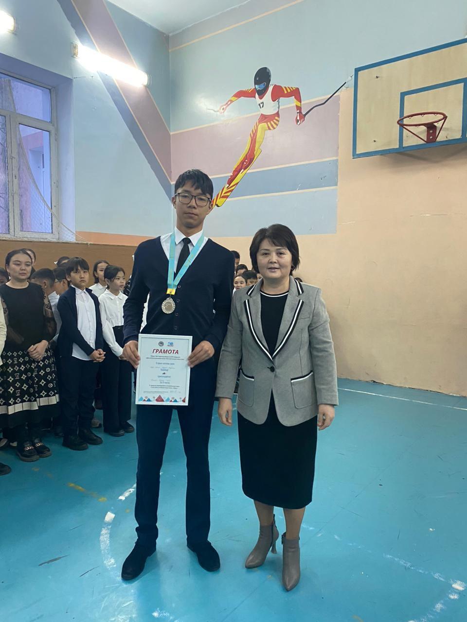 Мектебіміздің 9 сынып оқушысы Абайұлы Санжар         Алматы қаласында Медеу мұз айдынының 50 жылдығына орай ұйымдастырылған коньки спортынан жасөспірі