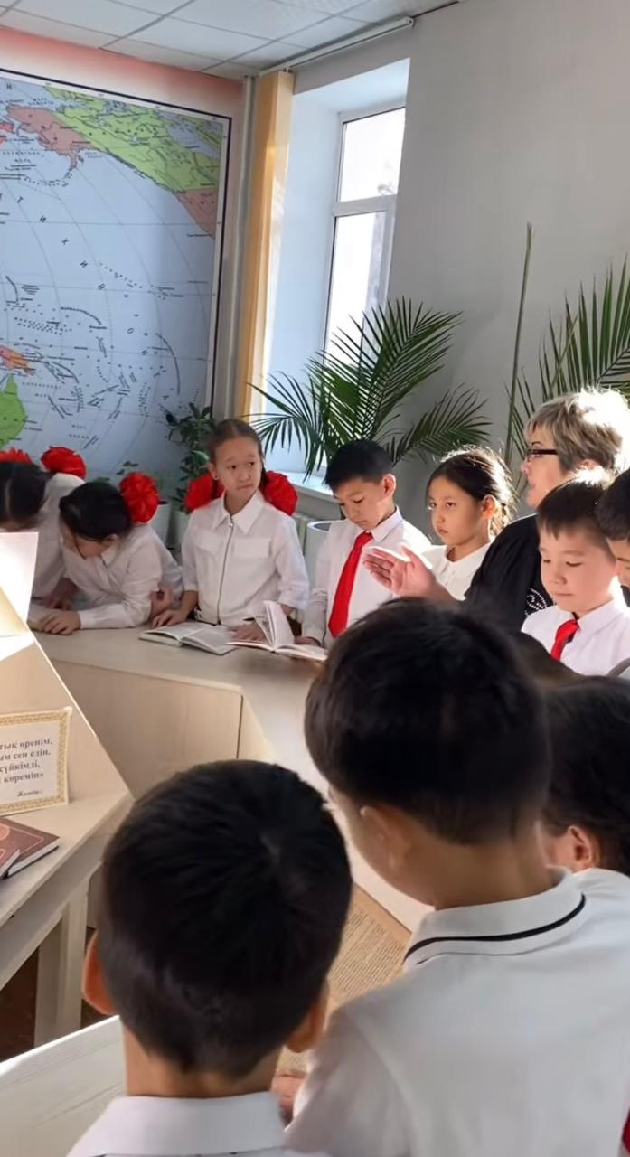 "Оқуға құштар" жобасы аясында " 163 мектеп-лицейде "Ұлы Жеңістің 80 жылдығына орай кітап көрмесі ұйымдастырылды. Оқушылар көрмені тамашалап, жаңа кіта