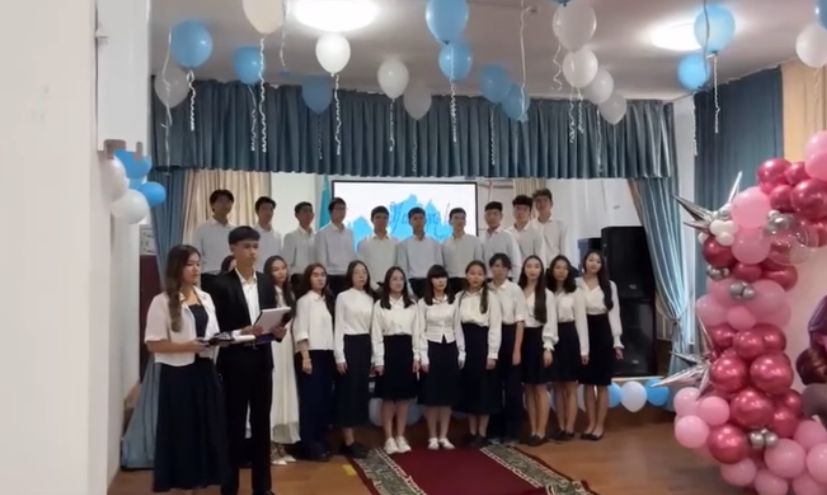 11 сынып оқушылары "Ұстаздар күніне" орай мерекелік концерт ұйымдастырды.